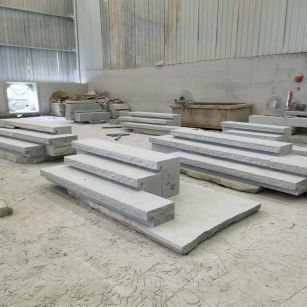阜阳 整石台阶（大面火烧+侧面自然面），出货前厂内拼装