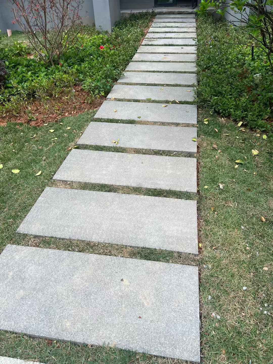 阜阳 芝麻黑小区踏步、汀步石铺装效果